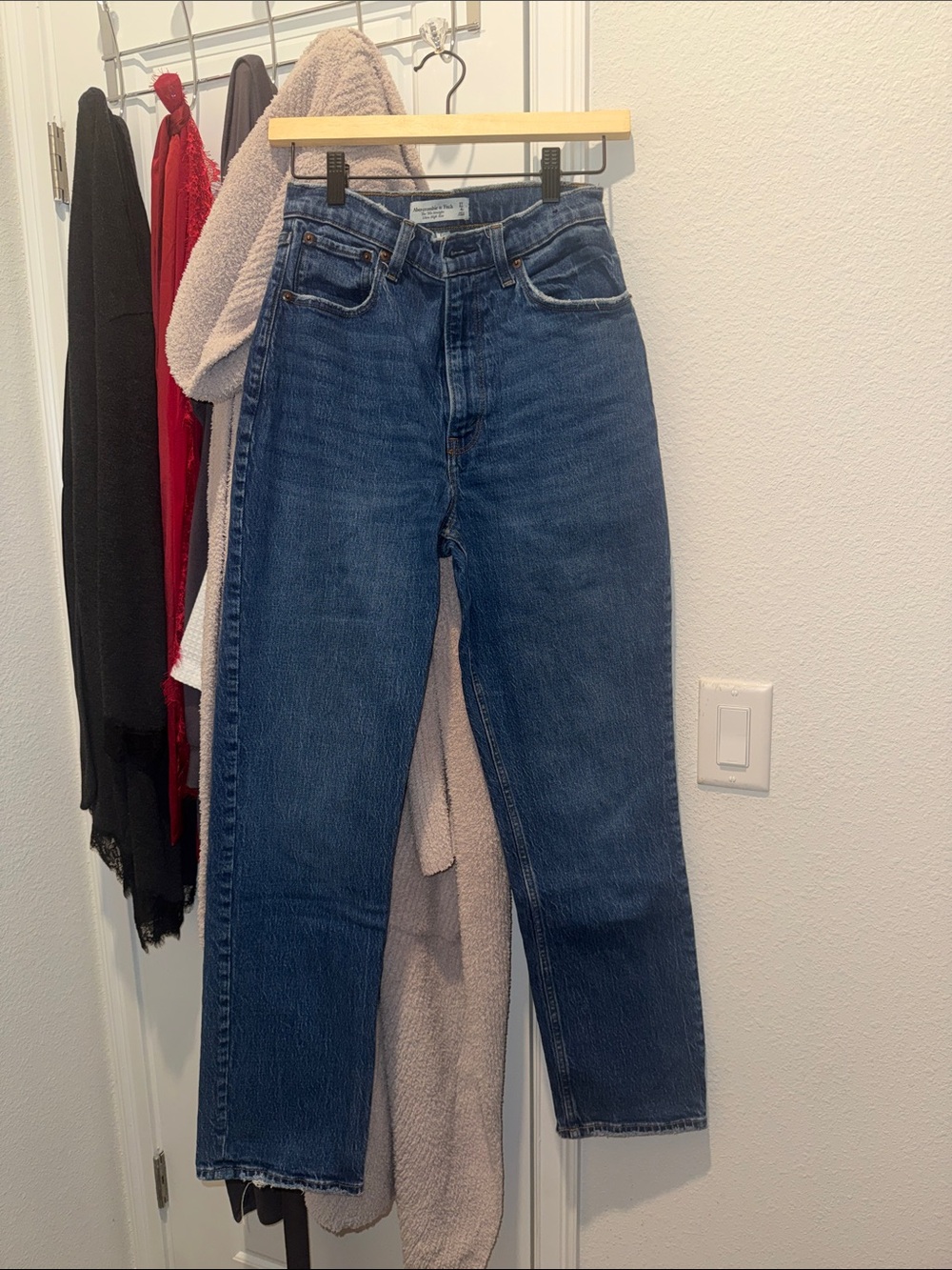 Abercrombie & Fitch High-Rise Straight Jeans in Dark Blue